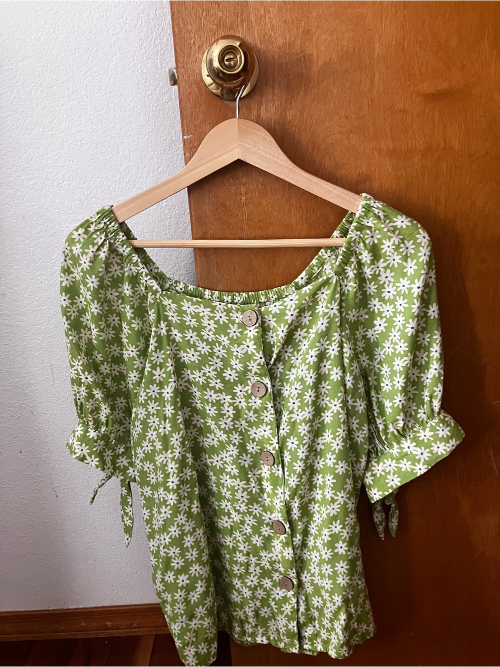 Green Daisy-Print Button Front Women’s Blouse by